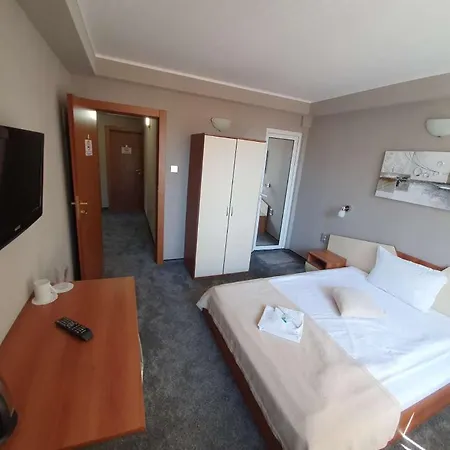 Family Kedara מלון 2*