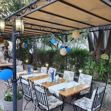 Family Kedara מלון 2*